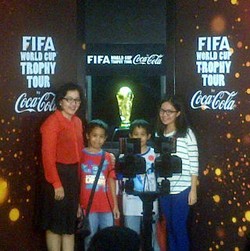 Di JCC, Semua Bisa Foto Bareng Trofi Piala Dunia