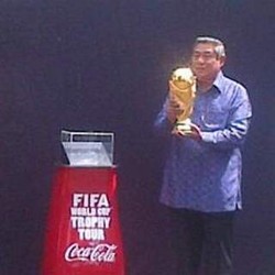 SBY Terima Kedatangan Trofi Piala Dunia di Istana Negara