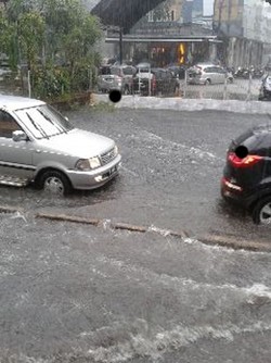 Mangga Dua ke Ancol Tergenang Sebetis, Lalu Lintas Tersendat