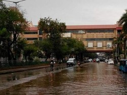 Bikin Motor Mogok, Ini Wujud Sungai di Jalanan Depan Mangga Dua