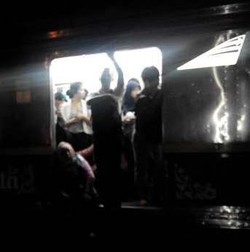 Derita Penumpang Korban KRL Mogok di Stasiun UI