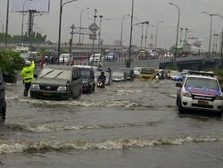 Banjir, Jalan S Parman Grogol Berubah Mirip Sungai