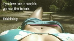 Setelah Kaki, Pamer Perut Seksi Berbikini Jadi Tren Foto Selfie Terbaru