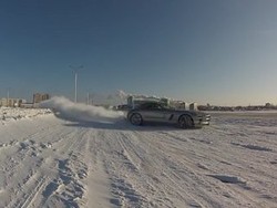 Wow, Mercedes-Benz SLS AMG Ngedrift di Atas Salju