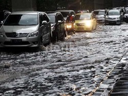 Hujan, Lakukan Tips Sederhana Ini Saat Nyetir di Jalanan 