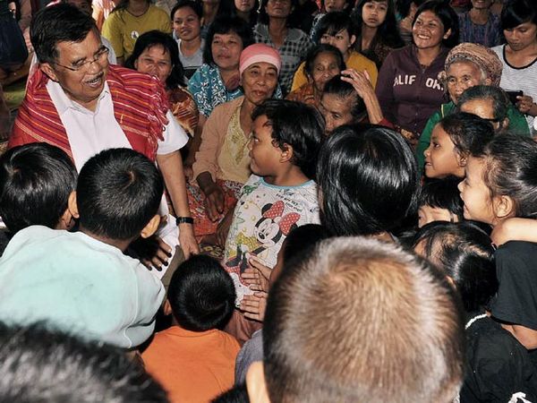 JK Tinjau Pengungsi Gunung Sinabung