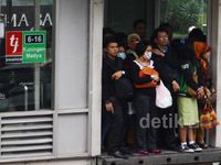 Jalan Macet, Penumpang TransJ Menumpuk
