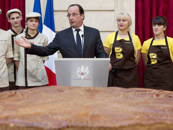 Presiden Prancis Dapat Kue Raksasa