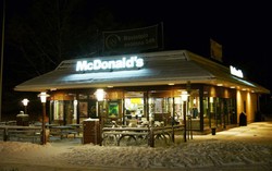 Di Gerai McDonalds Ini Bisa Makan Burger Sambil Menikmati Keindahan Aurora Borealis