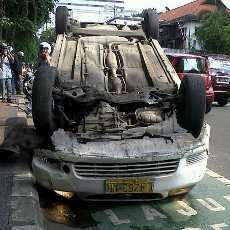 Pecah Ban, Taksi Express Terbalik di Depan Balai Pemuda