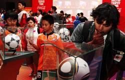 Warga juga melihat bola yang digunakan dalam Piala Dunia.