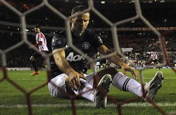 Di pertandingan ini, MU tertinggal usai Ryan Giggs mencetak gol bunuh diri untuk membawa Sunderland unggul 1-0 di babak pertama. REUTERS/Nigel Roddis.