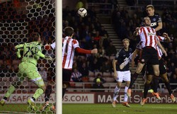 Usai turun minum, Nemanja Vidic menyeimbangkan permainan dengan mencetak gol balasan. REUTERS/Nigel Roddis.