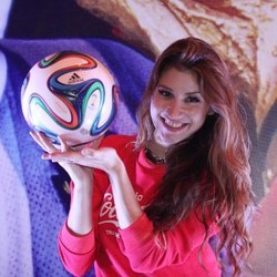 Si Seksi Millane Fernandez Ikut Foto Bareng Trofi Piala Dunia