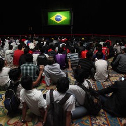 Hujan Tak Surutkan Antusiasme Foto Bareng Trofi Piala Dunia