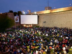 7 Tempat Paling Menarik untuk Nonton Film di Alam Terbuka