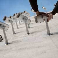 Karya Instalasi Dengan 150 Kamera Pengintai Di Dinding