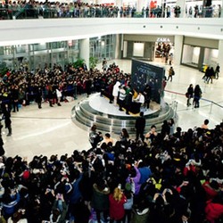 Ratusan Fans Antre demi Dapat Tanda Tangan VIXX