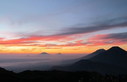 Wow! Cantiknya Sunrise di Gunung Prau, Dieng