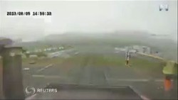 Detik-detik Pesawat Jatuh di Lintasan Balap