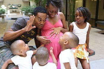 Repotnya Keluarga Derrico, Punya 9 Anak Kecil dengan 7 Bayi Kembar