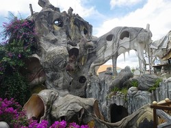 5 Hotel Berdesain Unik, dari Anjing Sampai Wajah Setan