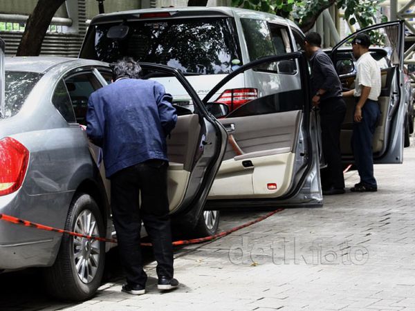 KPK Cek Kondisi Mobil Akil Mochtar
