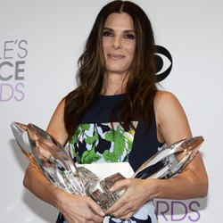 Sandra Bullock Raih 4 Piala di People Choice Awards 2014