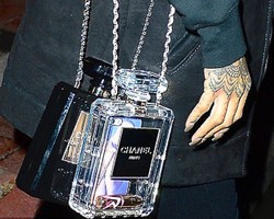 Rihanna Pakai Tas Chanel Berbentuk Parfum Seharga Rp 115 Juta 