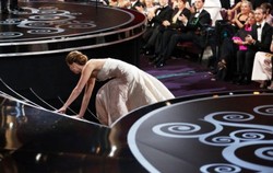 Gara-gara Pikirkan Cake, Jennifer Lawrence Jatuh Tersandung Saat Terima Piala Oscar
