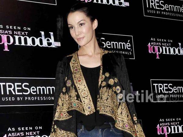 Nadya Hutagalung Tetap Cantik di Usia 39 Tahun