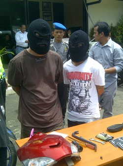 Berbekal Linggis, 2 Pencuri Ini Hanya Butuh 5 Detik untuk Gasak Motor