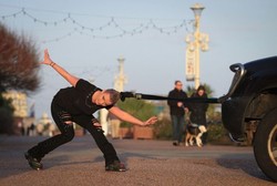  Wah! Wanita Ini Bisa Menarik Mobil Seberat 4 Ton Hanya dengan Rambutnya