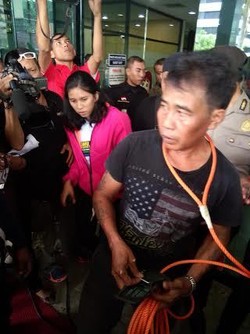 Dilarang Polisi, Pria yang Bawa Tali Gantungan Hanya Diam Saat Anas Datang