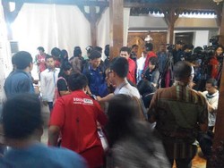 Tak Ingin Seperti di Istana, Jumpa Pers di Rumah Anas Digelar Lesehan