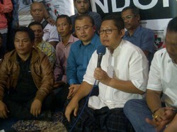 Muncul Bersarung dan Kemeja Putih, Anas Disambut Takbir Pendukungnya