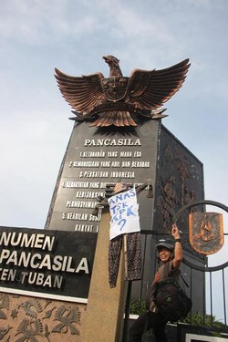 Mamat Gantung Anas di Tugu Monumen Pancasila