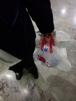 Anas Dapat Kiriman Camilan dan Baju Ganti