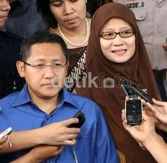Anas Diperiksa KPK, Istri Panjatkan Doa di Rumah
