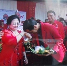  Cium Tangan Mega Pertanda Jokowi Minta Restu Nyapres? Ini Kata PDIP