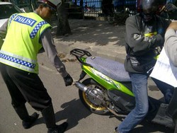 Polisi Tilang Pemotor yang Pakai Knalpot Racing di Jl Latumenten