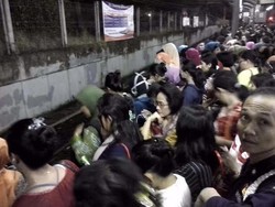KRL Terlambat Datang, Penumpang Menumpuk di Stasiun Tanah Abang
