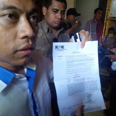 Jelang Jumpa Pers, Lagu Maju Tak Gentar Menggema di Kediaman Anas