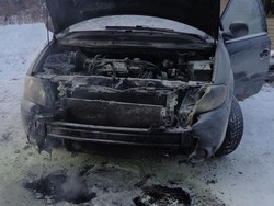 Wanita Ini Memanaskan Mesin Mobilnya Pakai Batubara