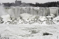 Pemandangan Langka: Air Terjun Niagara Membeku!