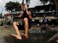 Bermain di Sungai Ciliwung