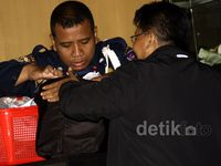 Keluarga Anas Antar Pakaian ke KPK