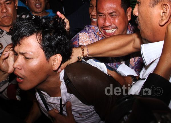 Pelempar Telur ke Anas Diamankan