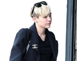 Foto: Bosan Vulgar, Miley Cyrus Kini Tampil Serba Chanel