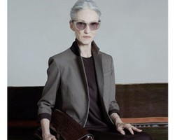 Kembar Olsen Pakai Model 65 Tahun Sebagai Bintang Kampanye Terbaru